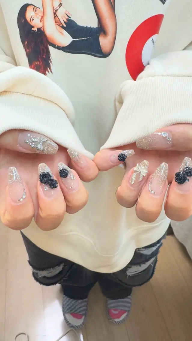 ネイル フラッシュネイル ホログラムネイル 韓国ネイル レース ラメ(グリッター) ハンドネイル MH_ Nailのネイルデザイン