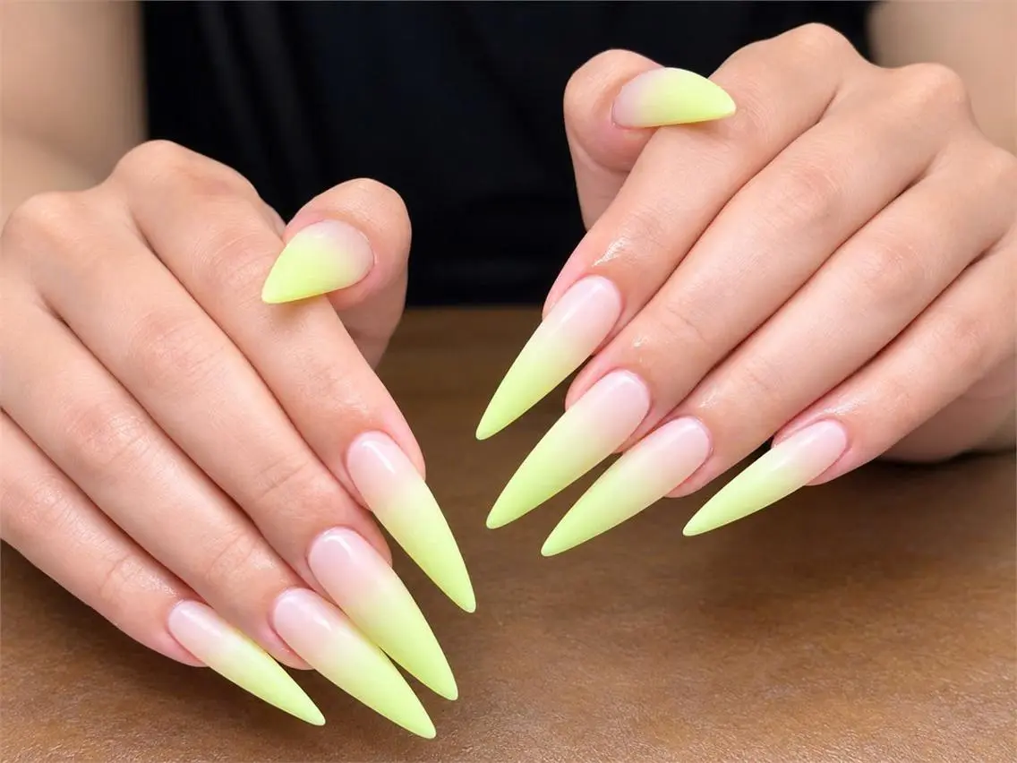 ネイル オーロラネイル ブルー チークネイル 長さ出し フットネイル ハンドネイル NAILS168 池袋西口駅前店のネイルデザイン