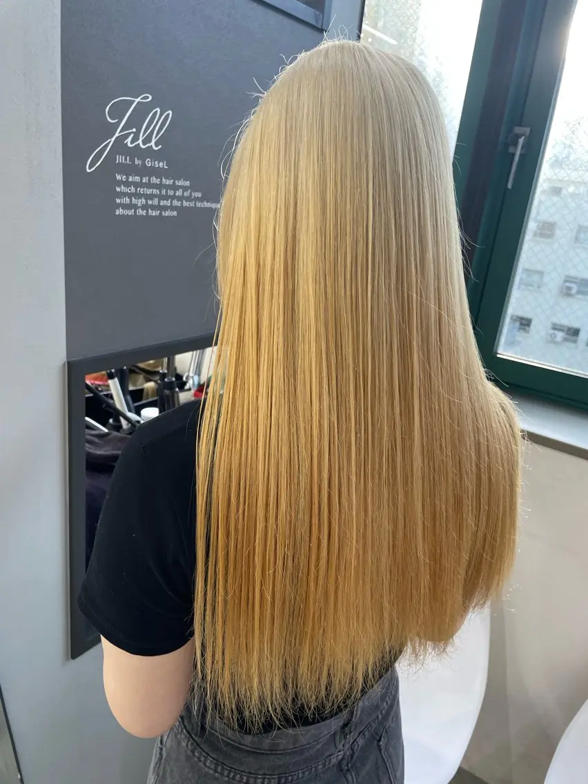 カラー AIRI layer cut hairのヘアスタイル