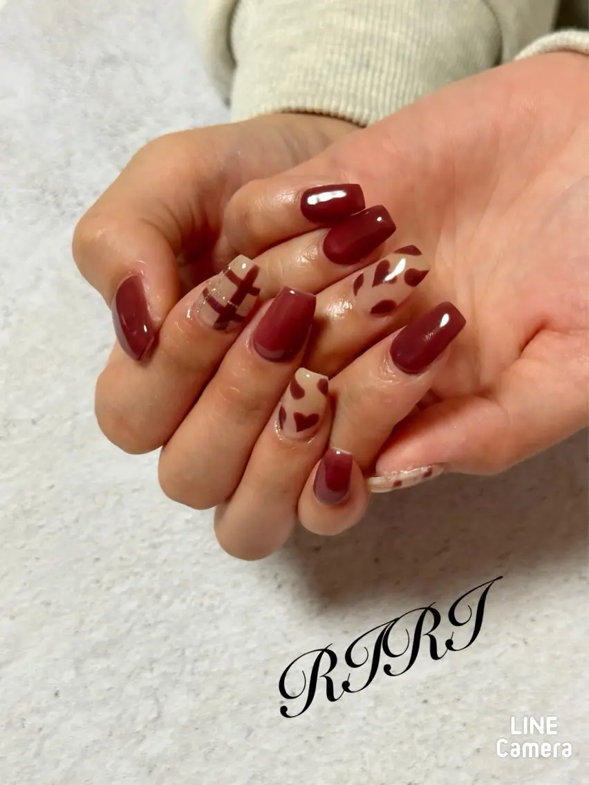 ネイル ボルドー ジェルネイル ハート キラキラネイル 赤色 ハンドネイル riri オーナーのネイルデザイン