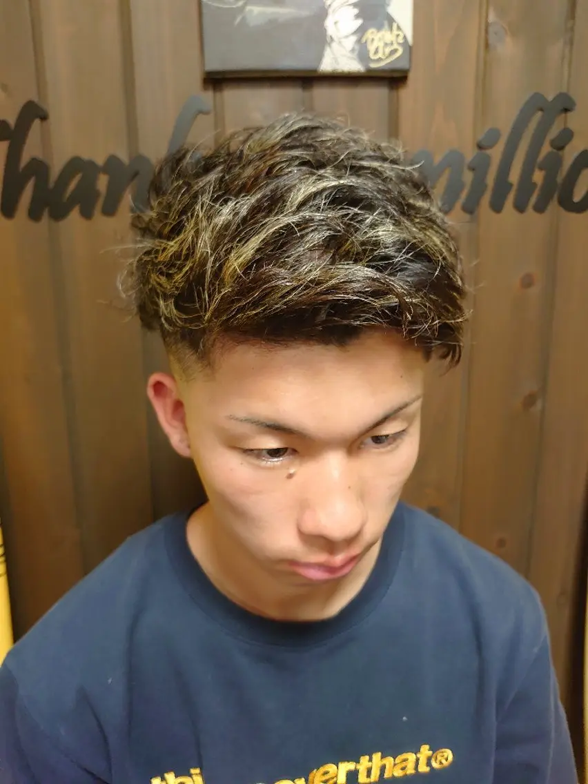 ショート カラー メンズ メンズハイライト ハイライトカラー ハイライト 岡林 選のヘアスタイル