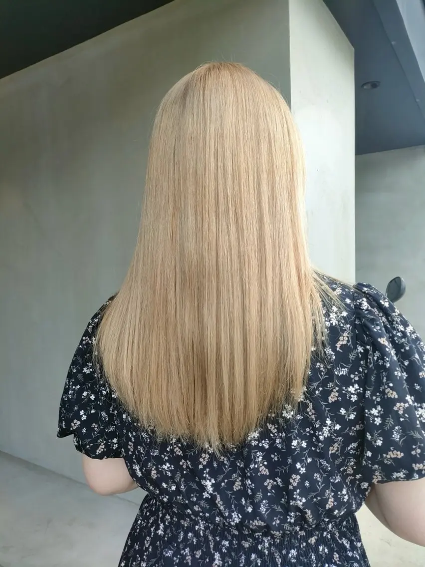 セミロング カラー 伸ばしかけ 髪質改善/白髪ぼかし レイヤーカットemiのヘアスタイル