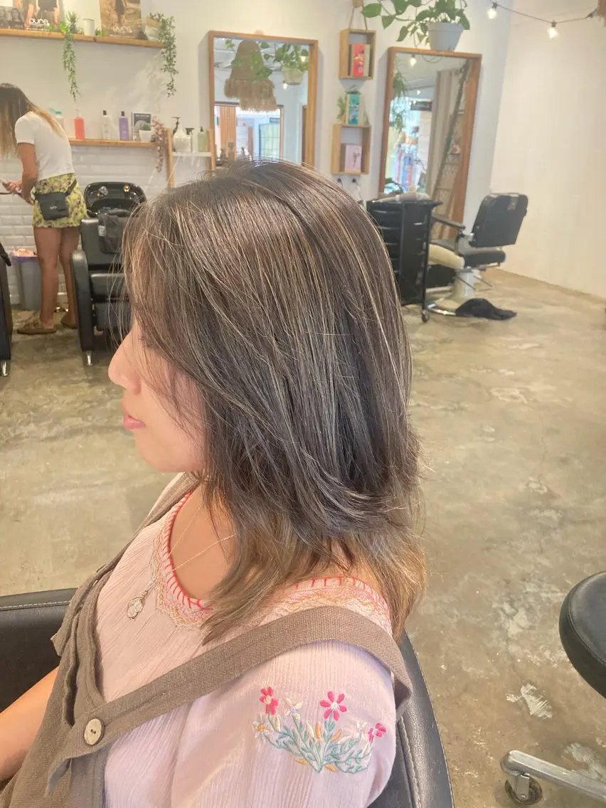 ミディアム カラー アッシュ バレイヤージュ レイヤーカット ヘアカラー 鍋島 くるみのヘアスタイル