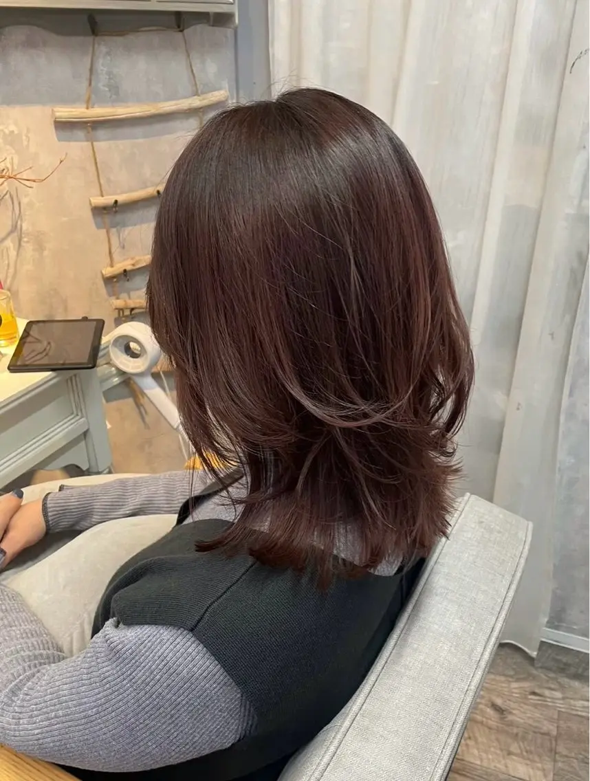 ミディアム ミディアムレイヤー ピンクブラウン レイヤーカット カット ヘアカラー 再現性重視ショート/ レイヤー/ヘアセットのヘアスタイル