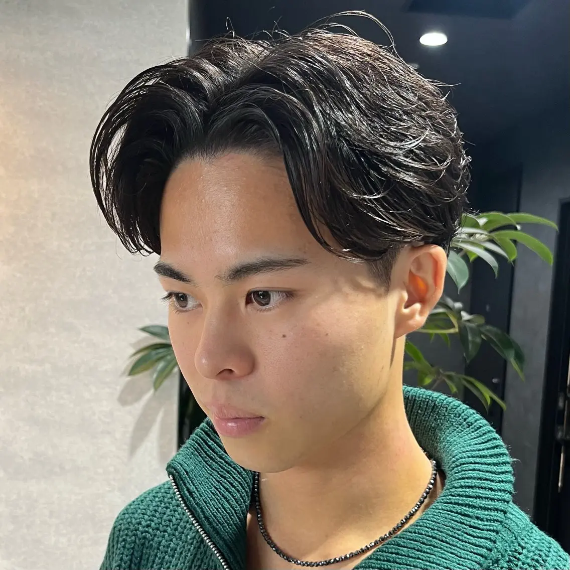 ショート カラー パーマ メンズ フェザーパーマ メンズパーマ カット パーマ センターパート マスターかずまのヘアスタイル