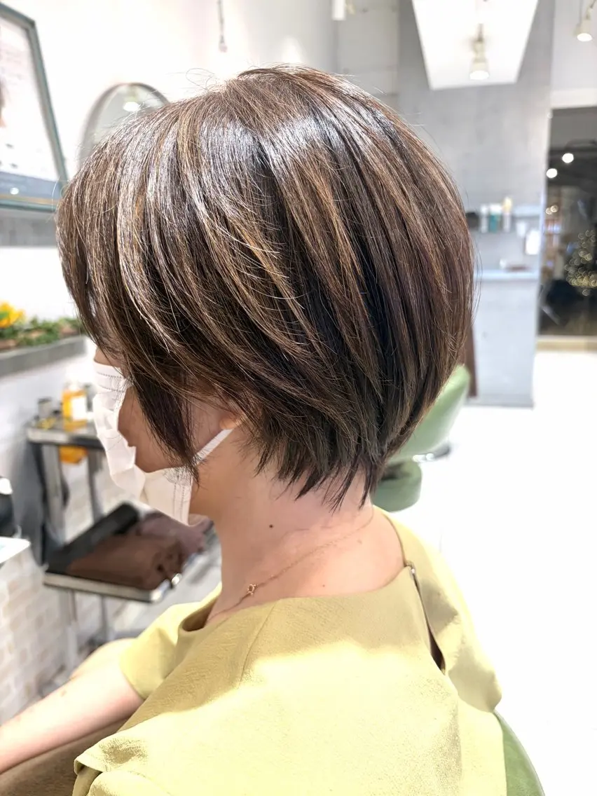 ショート カラー カット ヘアカラー 丸みショート/ ハイライトカラーのヘアスタイル