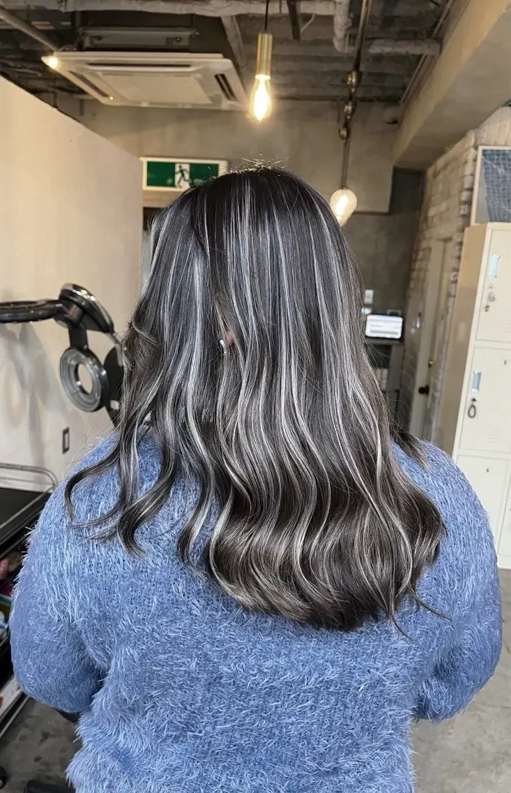 セミロング カラー ダークグレー ダークグレージュ グレージュ ハイライトカラー ハイライト ヘアカラー トリートメント 指名数No.1 /NAOYAのヘアスタイル