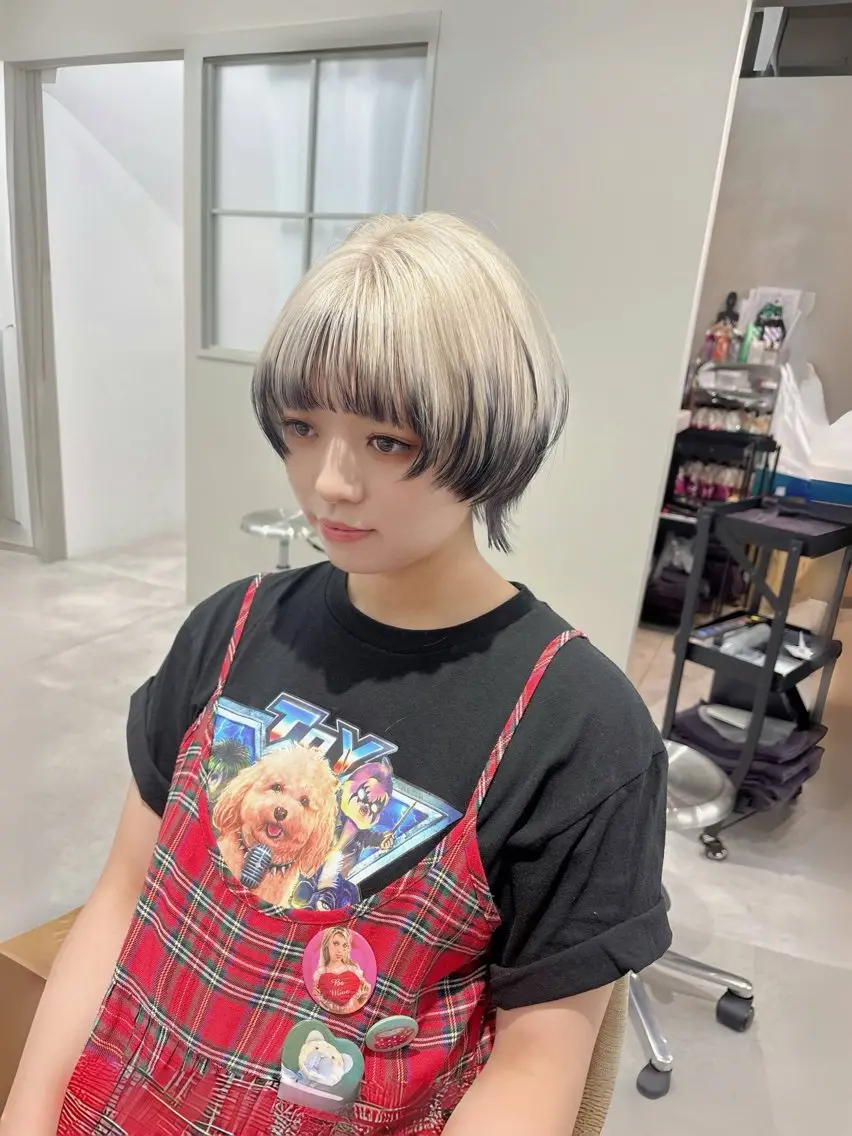 ショート カラー 黒髪 ブロンド ケアブリーチ 坪井佑樹のヘアスタイル