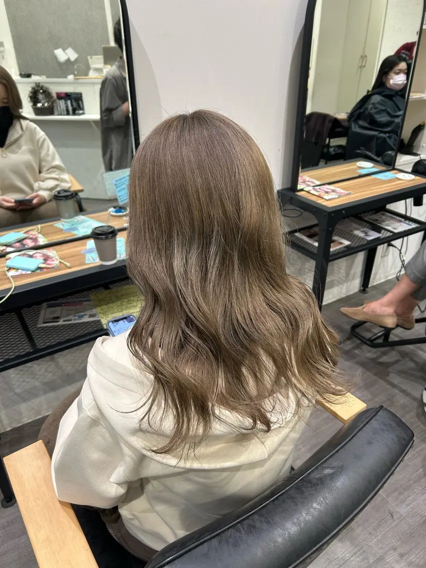 セミロング カラー ヘアアレンジ グレージュ ハイトーンカラー ヘアカラー トリートメント cocotte 💟草間紫音💟のヘアスタイル