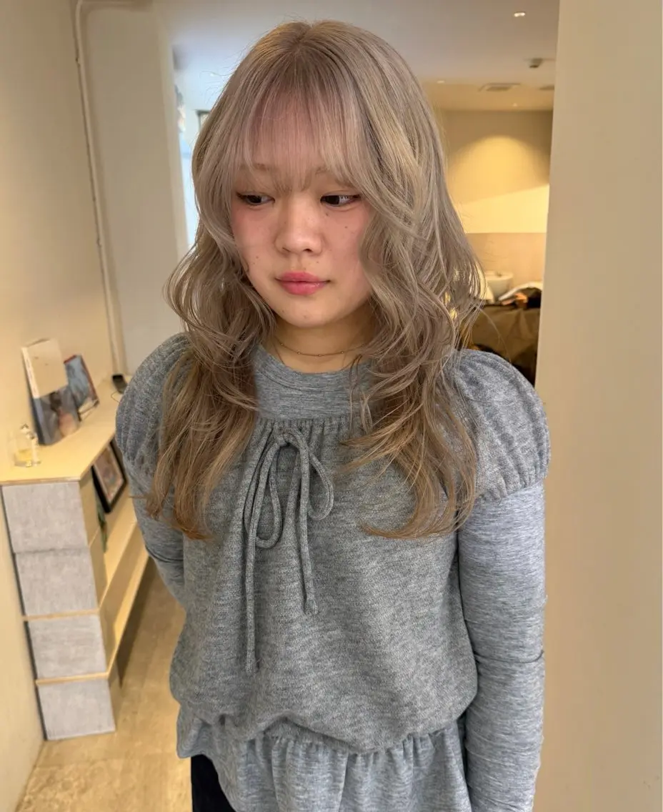 ロング カラー ロングレイヤー ベージュカラー ブリーチ ブロンド ケアブリーチ カット ヘアカラー MIU/ルーツカラー 顔まわりレイヤーのヘアスタイル