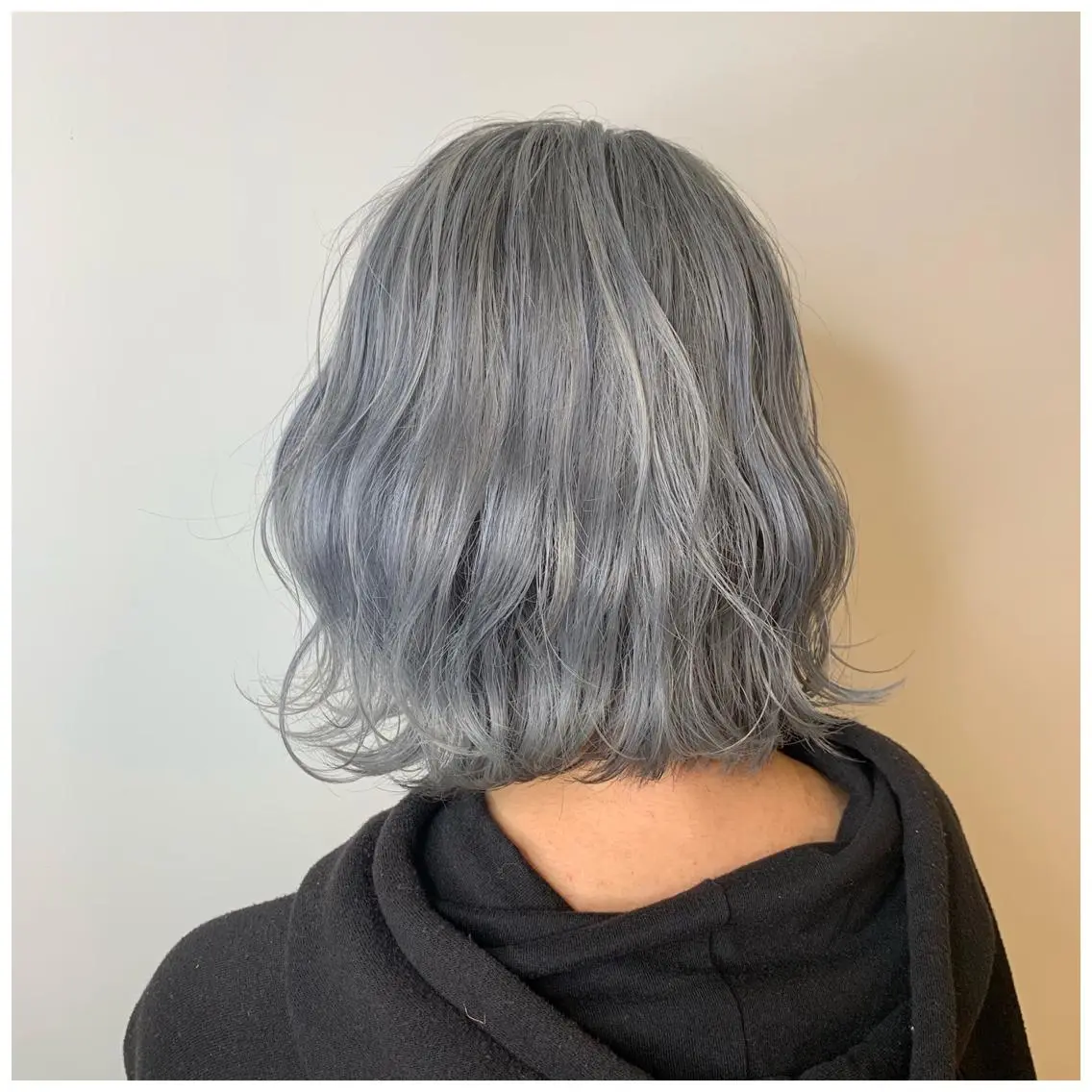 ショート カラー アッシュ ブルーカラー シルバー マツオカ マコのヘアスタイル