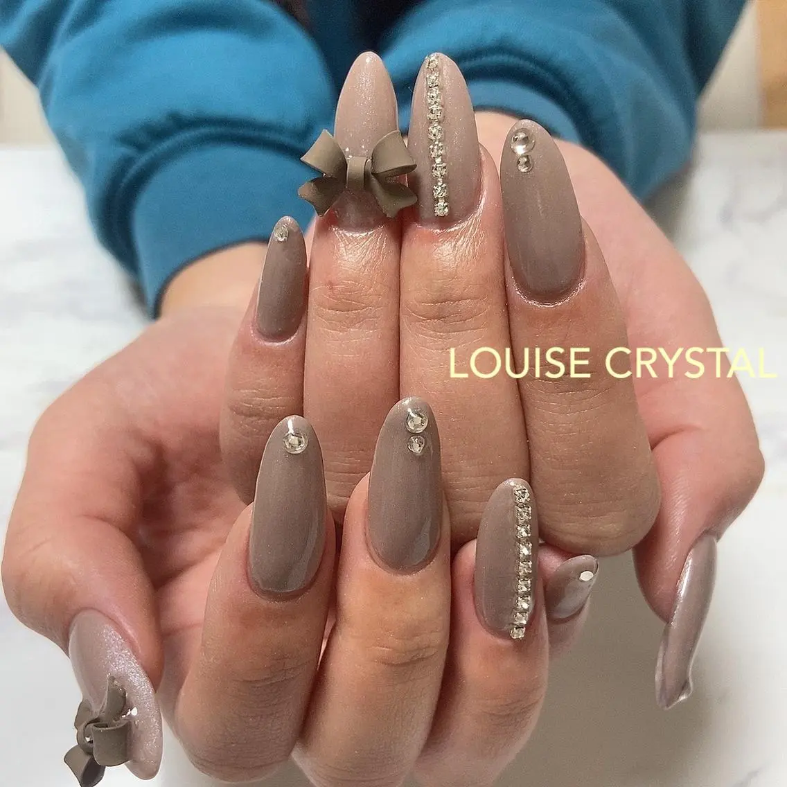 ネイル ハンドネイル LOUISE CRYSTALのネイルデザイン