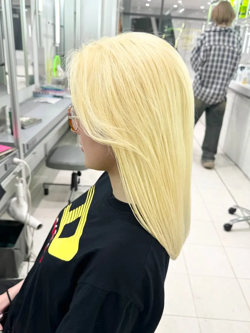 ミディアム ブリーチカラー/ブロ ンドレイヤーカットのヘアスタイル