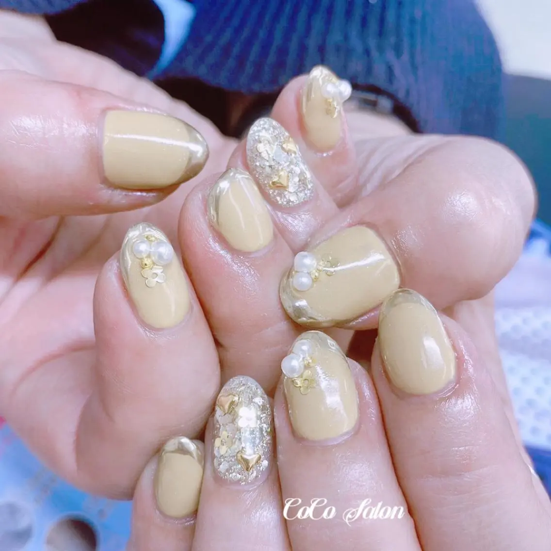 ネイル 長さ出し フラワーネイル フレンチネイル ジェルネイル ゴールド ハンドネイル CoCoSalon ネイル/まつ毛予約のネイルデザイン