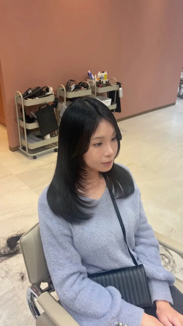 セミロング カット 聖菜/ hina /レイヤー/艶カラーのヘアスタイル