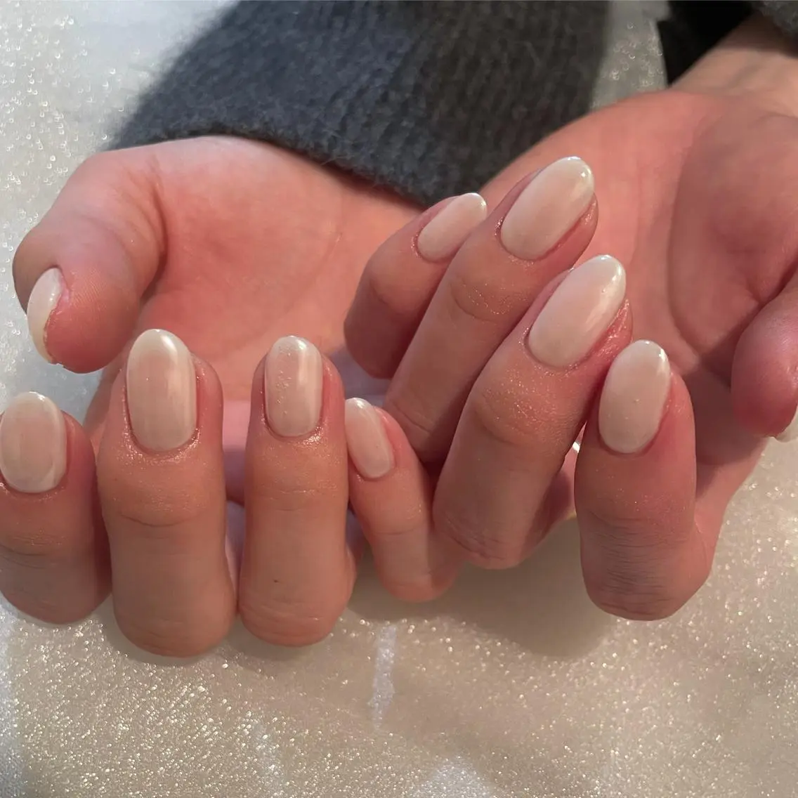 ネイル カジュアル ガーリー 氷ネイル・うるうるネイル ニュアンスネイル ホワイト ハンドネイル ハンドケア lylynail YUUKAのネイルデザイン