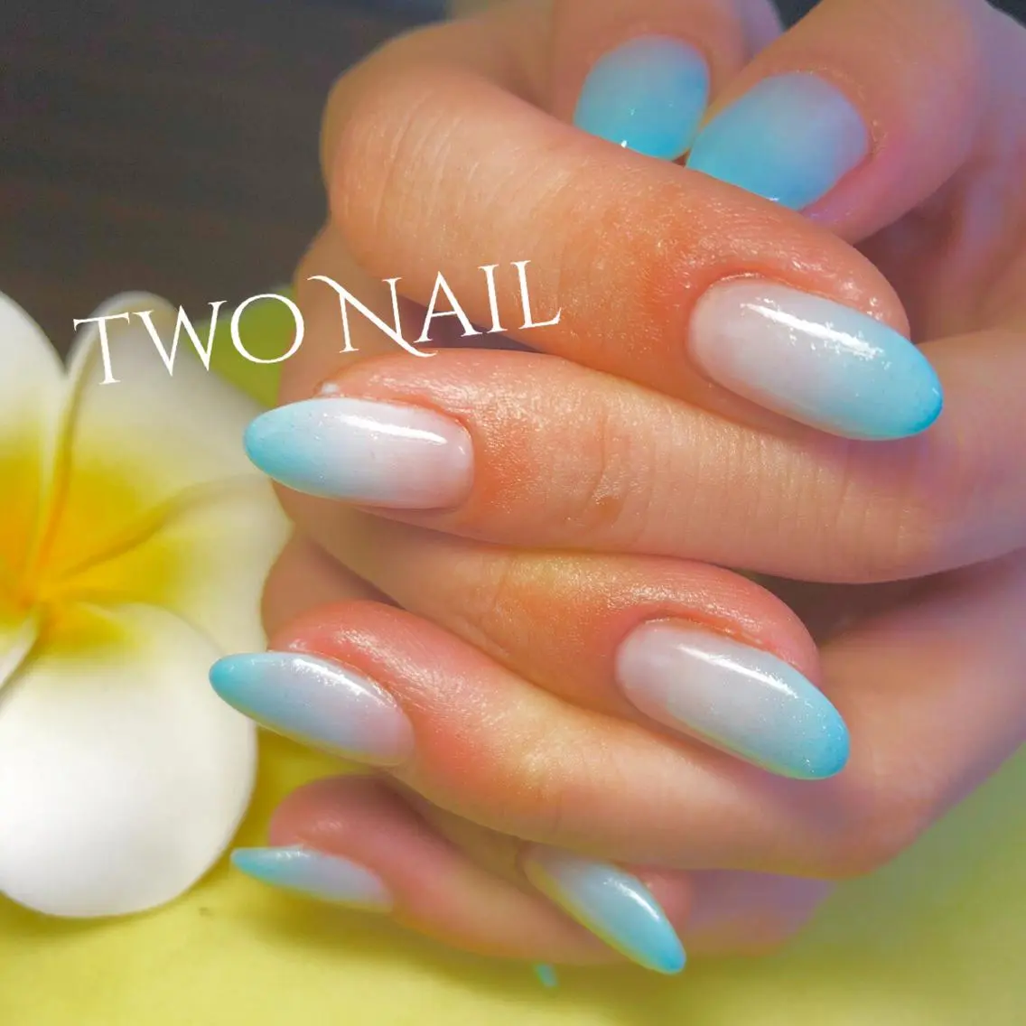 ネイル ブルー グラデーション ラメ(グリッター) two nailのネイルデザイン