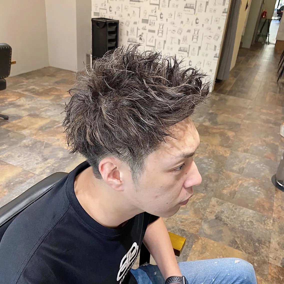 ショート カラー メンズ アップバング メンズハイライト メンズパーマ ハイライトカラー ハイライト 山口 浩之のヘアスタイル