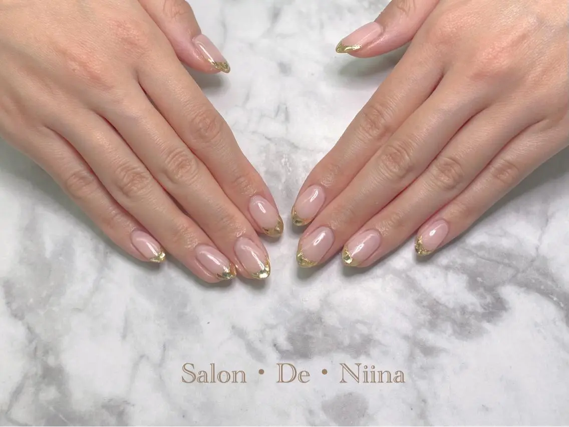 ネイル フレンチネイル ガラスフレンチ ゴールド ボディビルダーSal on.DeNiinaのネイルデザイン