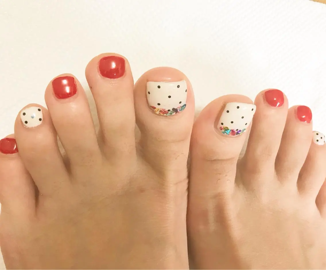 ネイル ドット フットネイル 赤色 シンプルネイル 春ネイル フットネイル nail fufla ♡yamane♡のネイルデザイン