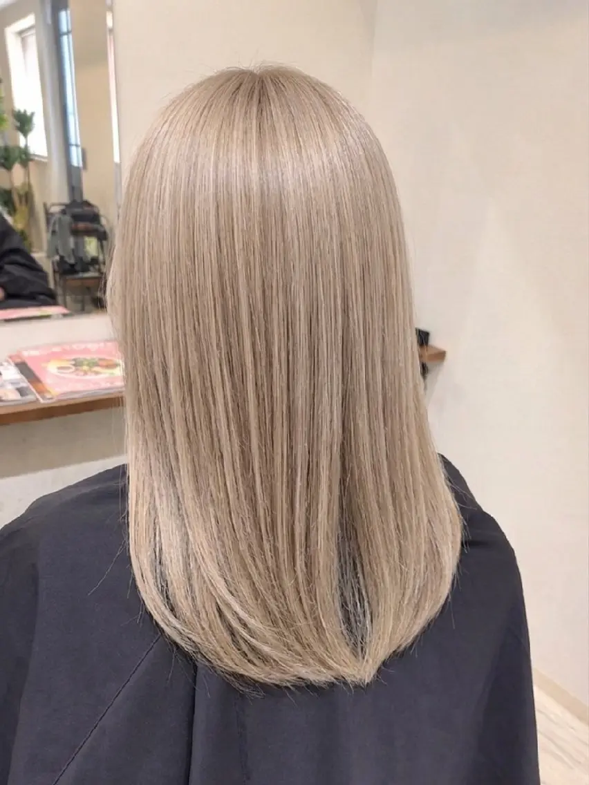 カラー セミロング ベージュカラー ブリーチ ハイトーンカラー ハイトーンベージュ カット ヘアカラー トリートメント 小川 真奈/高松市一 宮町【delay】のヘアスタイル