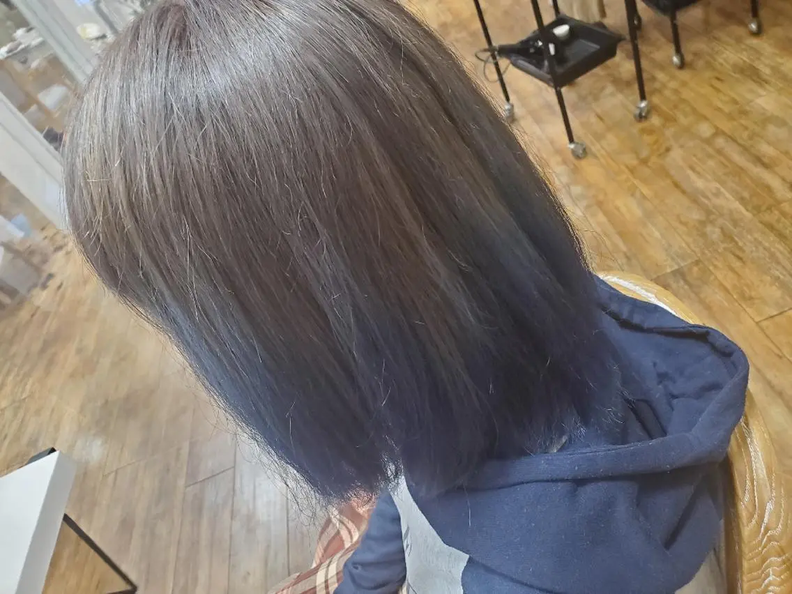 ミディアム カラー ブリーチ ブルーカラー グラデーションカラー グレージュ 杉本 拳史朗のヘアスタイル