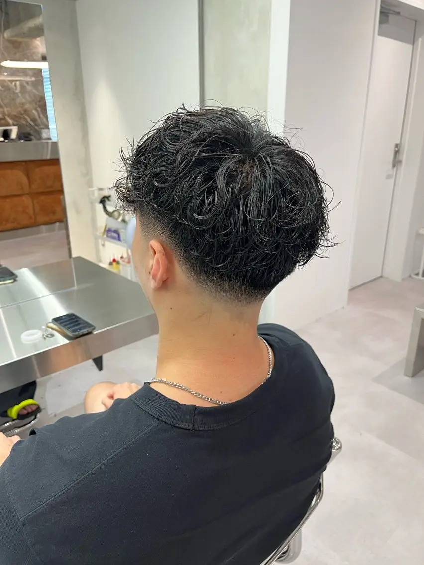 ショート パーマ ⚡メンズパーマフ ェードカットTomyのヘアスタイル