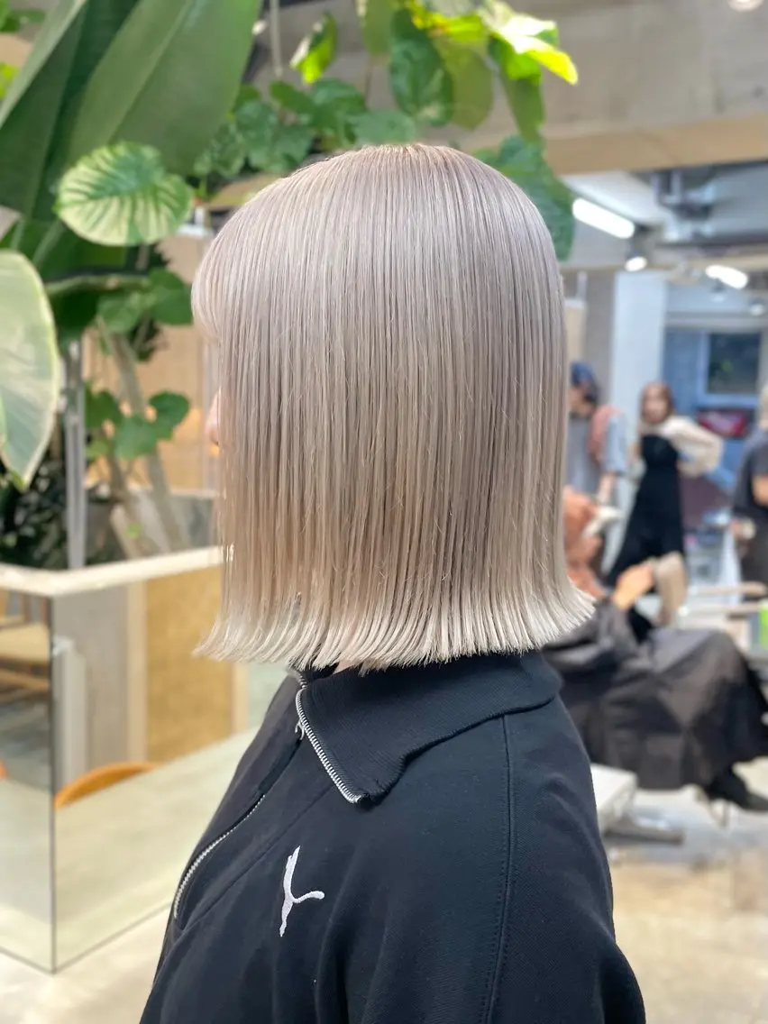 ミディアム ヘアカラー トリートメント ハイトーン💎 ホワイトベージュ坪谷のヘアスタイル