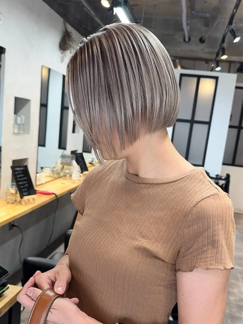 ショート カラー ブリーチ ヘアカラー サクマ リョウジのヘアスタイル
