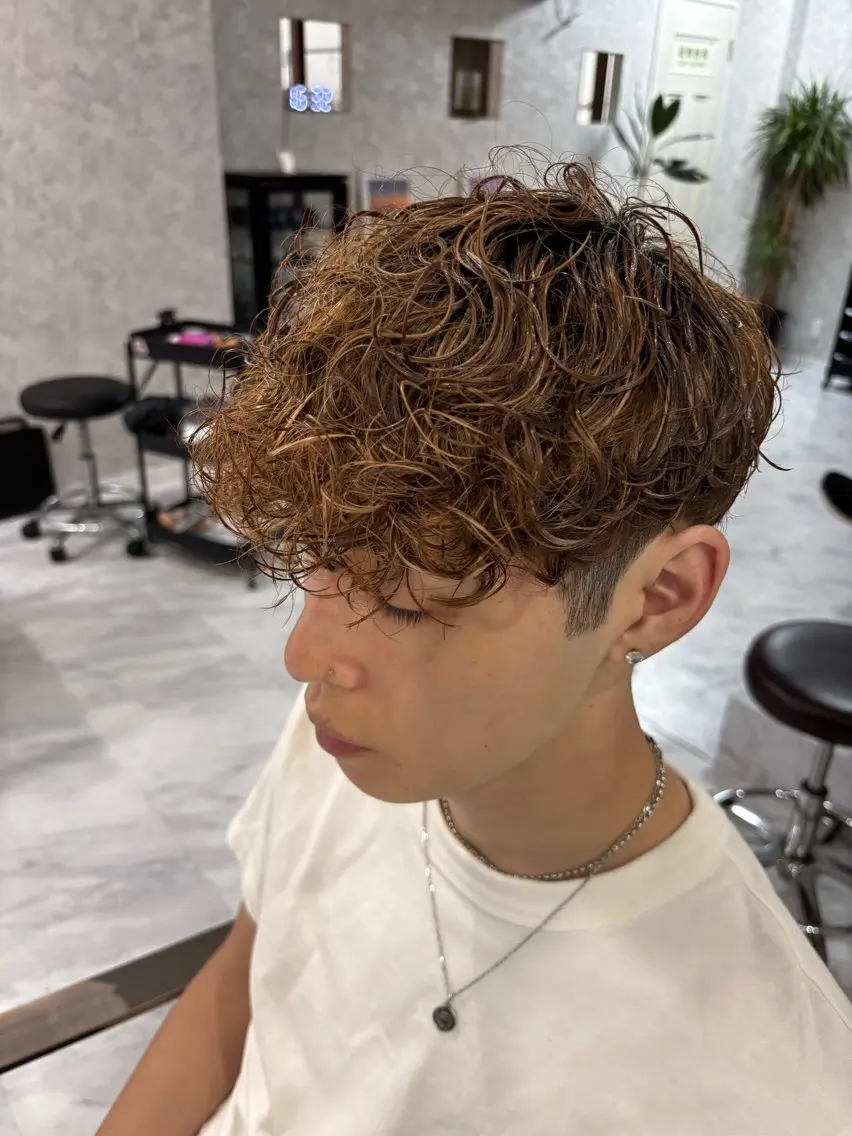 ショート カラー パーマ メンズ メンズハイライト スペインカール ハイライトカラー ハイライト Men's Rico Chihayaのヘアスタイル