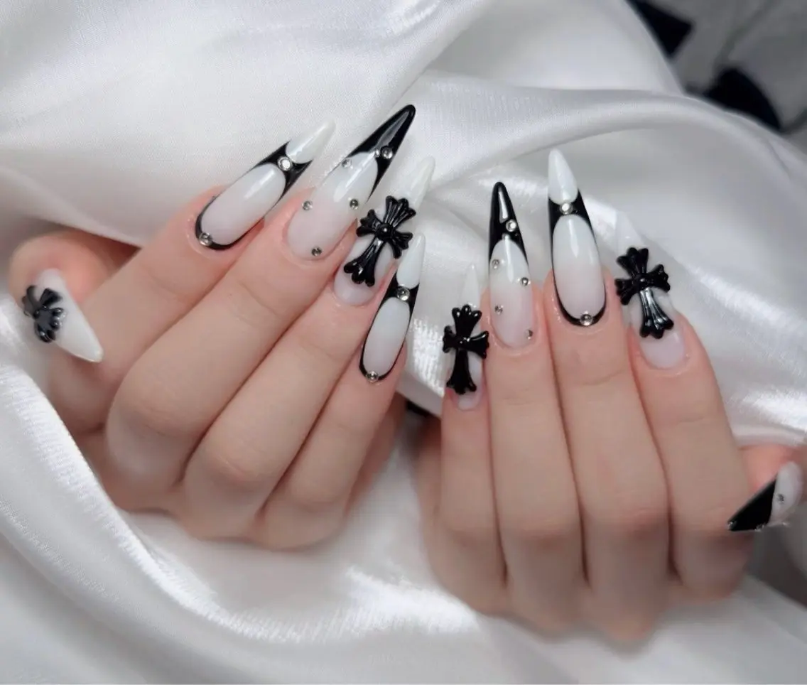 ネイル アートネイル ボルドー フレンチネイル ジェルネイル 氷ネイル・うるうるネイル ハンドネイル Julie Nail Rinのネイルデザイン