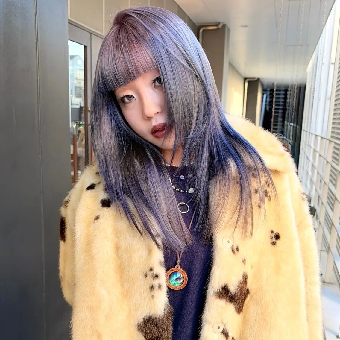 セミロング カラー ヘアアレンジ ブリーチ ブルーカラー ラベンダーカラー ネイビーカラー 青髪特化🩵 ダブルカラーのヘアスタイル