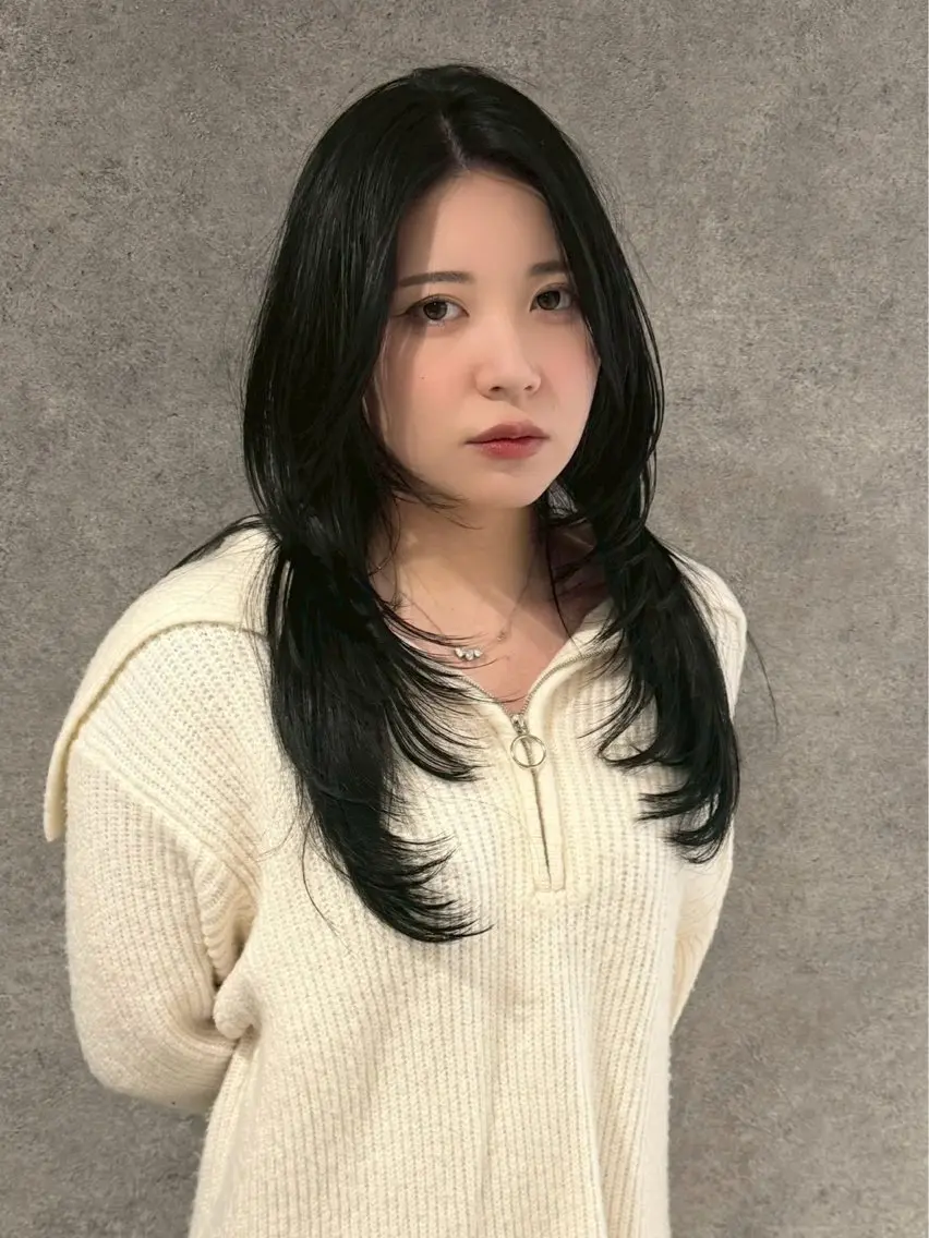 ロング カラー 黒髪 ブルーカラー ブルーブラック 顔周りカット ハイレイヤー ヘアカラー トリートメント 紅都🫧赤みなし 透明感水光カラーのヘアスタイル