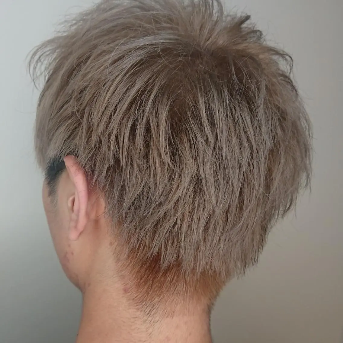 メンズ カラー ヘアアレンジ ベージュカラー ダブルカラー ホワイトベージュ ヘアカラー ブリーチ/ヘアケア/ 艶髪/イギチハルのヘアスタイル