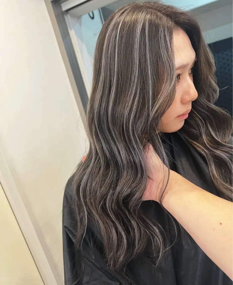 ロング カラー ダークグレー ダークグレージュ グレージュ ハイライトカラー ハイライト 指名数No.1 /NAOYAのヘアスタイル