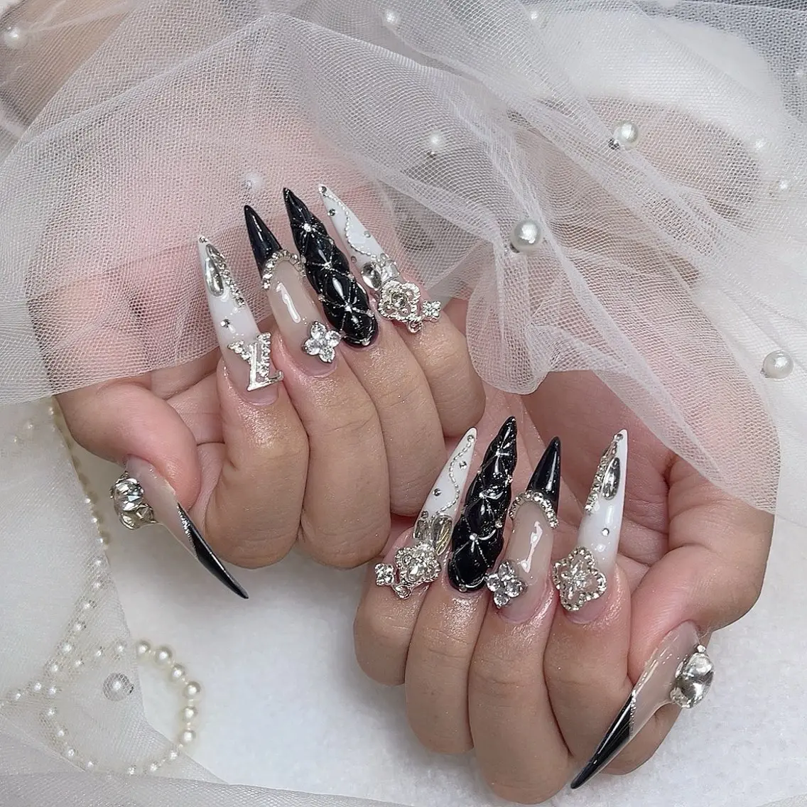 ネイル キラキラネイル 韓国ネイル ロングネイル ワンホンネイル ホワイト Sora NAILのネイルデザイン