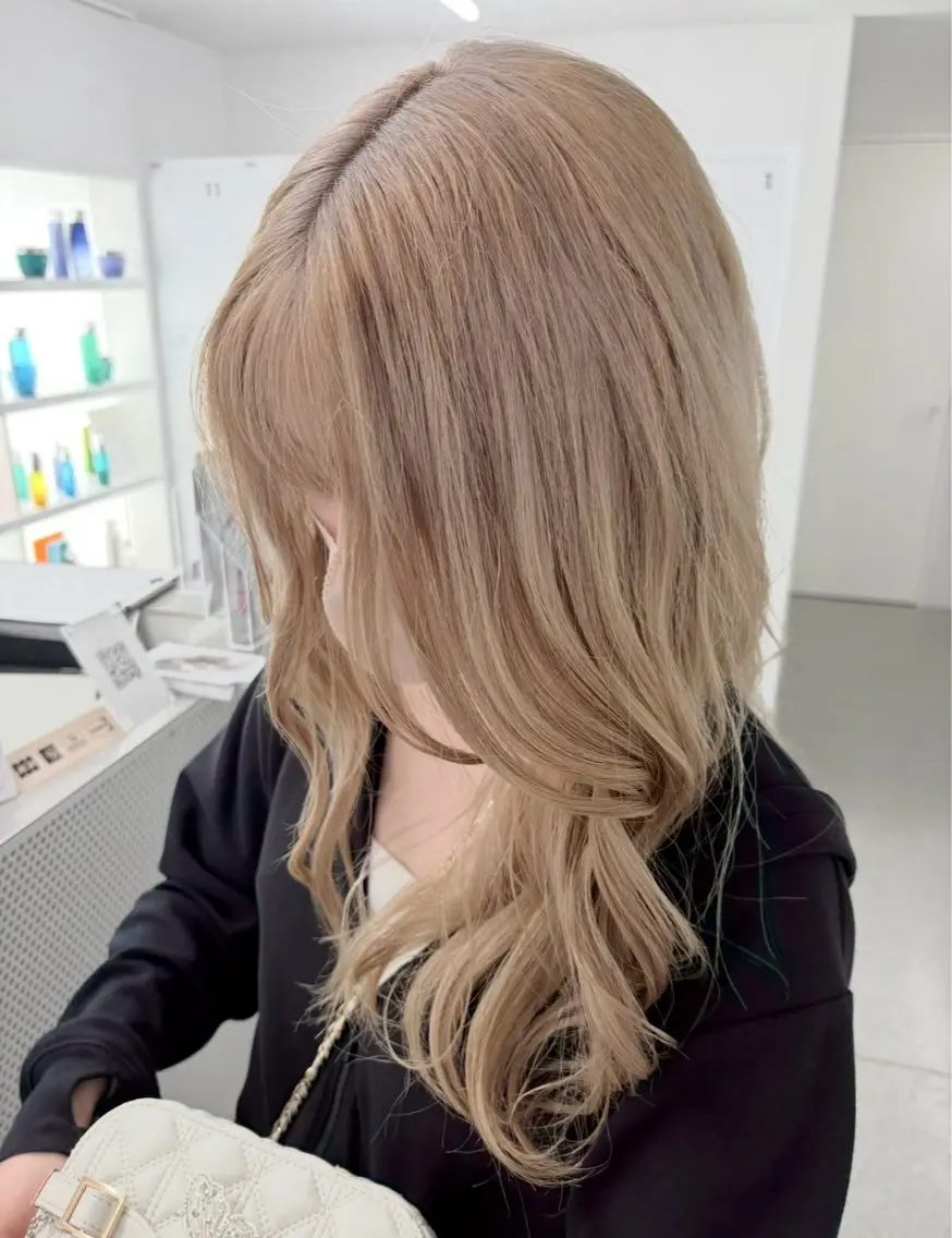 ブリーチダブルカラー+カット（毛先5センチまたらレイヤーカット）の写真