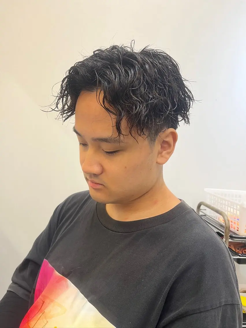 パーマ メンズ メンズパーマ メンズツイストパーマ ツイストパーマ カット パーマ センターパート🪽 SEIYAのヘアスタイル