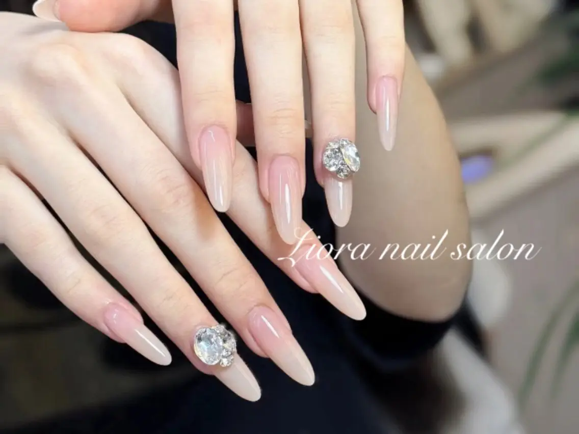 ネイル フレンチネイル ジェルネイル ガーリー グラデーション キラキラネイル ハンドネイル Liora nailのネイルデザイン