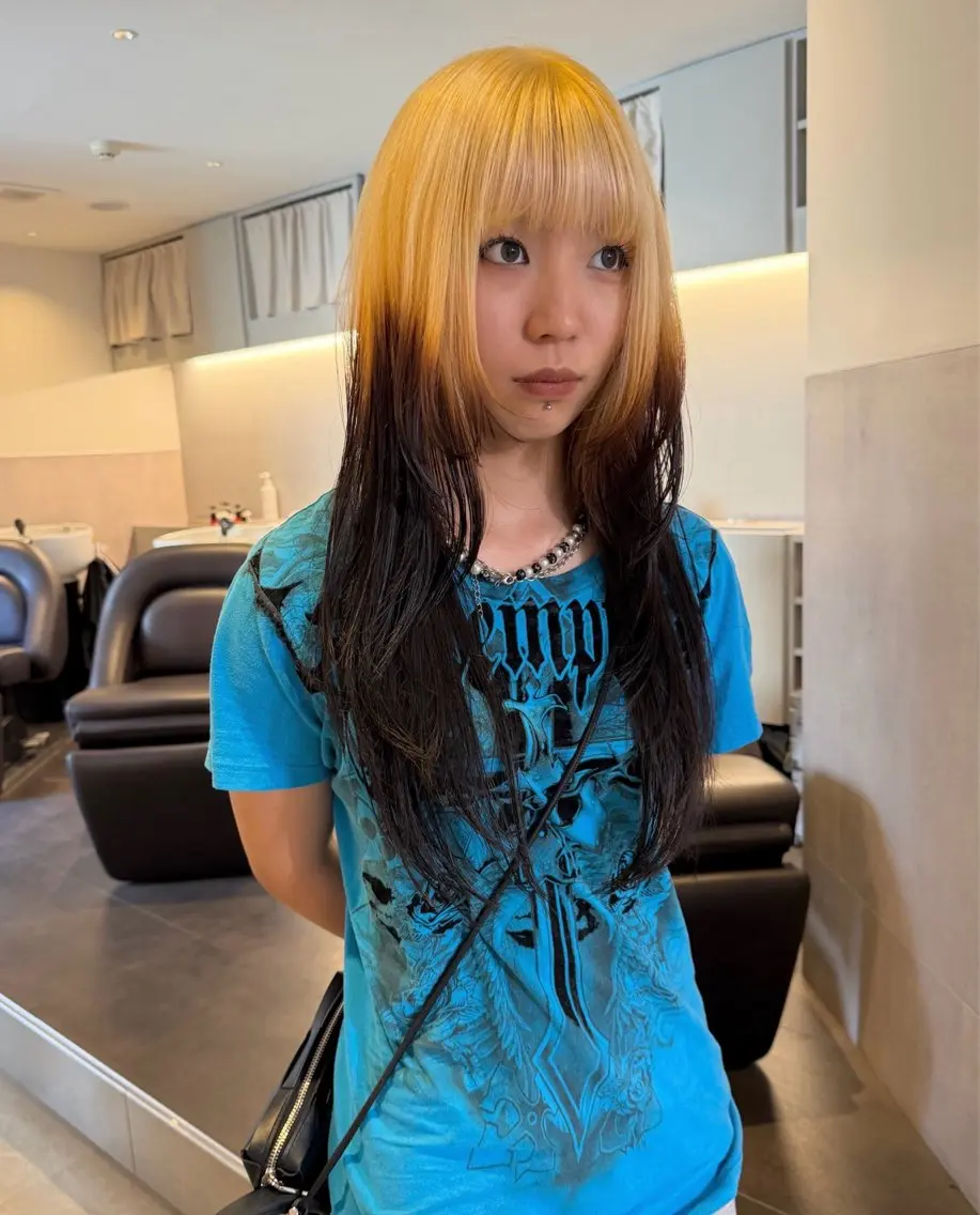 ロング カラー ロングレイヤー ベージュカラー ブリーチ 抜きっぱなしブロンド ブロンド カット ヘアカラー トリートメント MIU/ルーツカラー 顔まわりレイヤーのヘアスタイル
