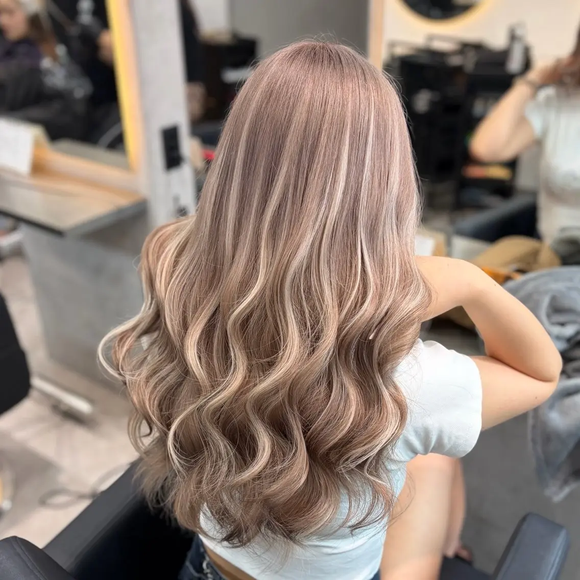 カラー ベージュカラー ハイライトカラー ミルクティーベージュ エクステ MOMOKA / Lapis今泉店のヘアスタイル
