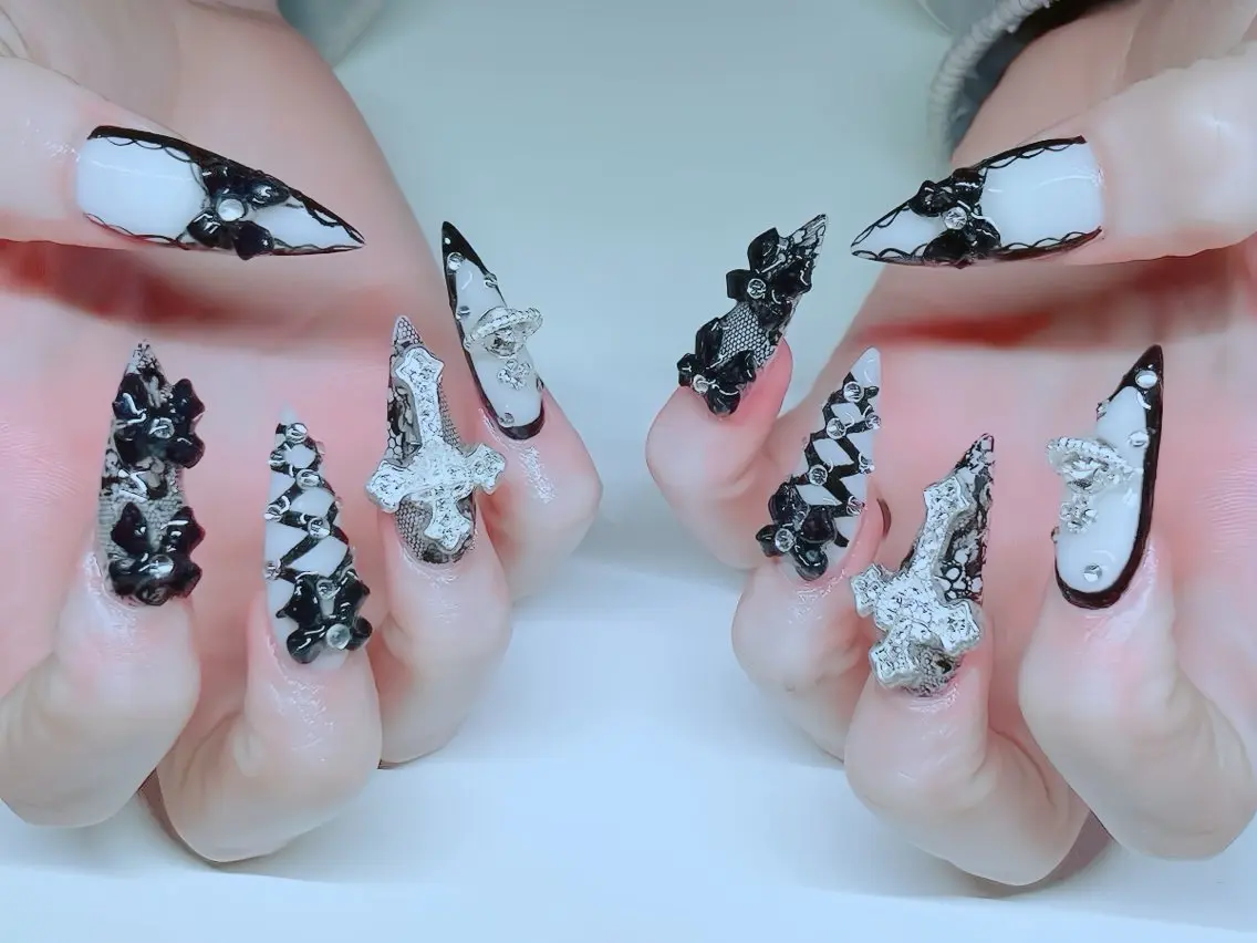 ネイル チークネイル フレンチネイル ガラスフレンチ グラデーション キラキラネイル Rin Nail 新大久保店のネイルデザイン