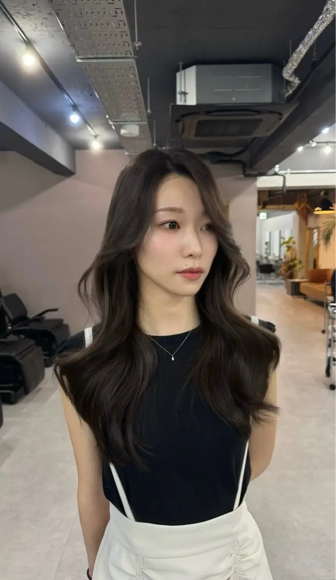 ミディアム カラー グレージュ レイヤーカット カット ヘアカラー トリートメント レイヤーカット 西村あきやのヘアスタイル