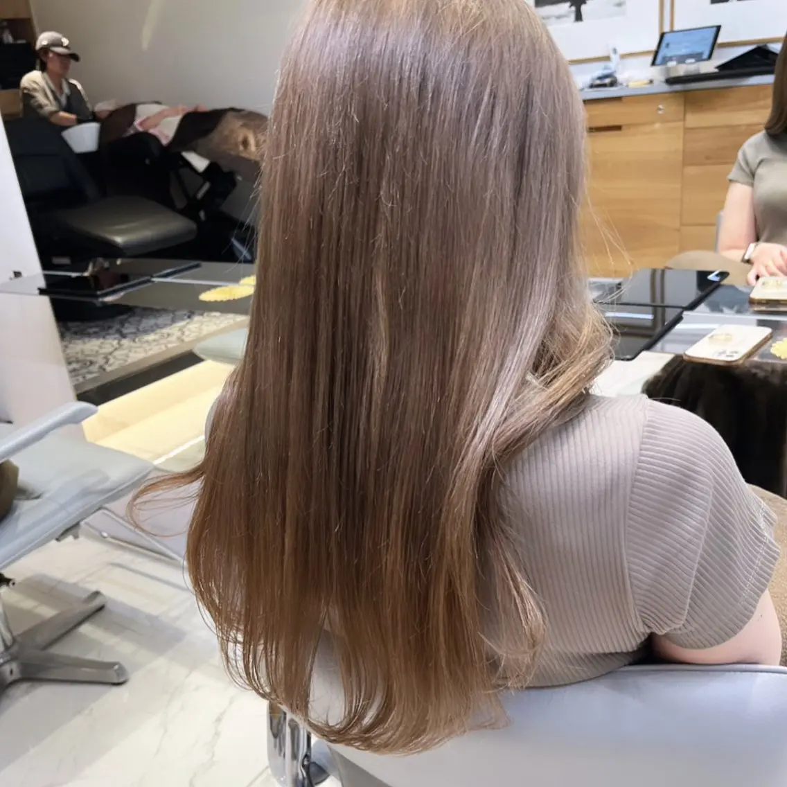 ロング カラー ベージュカラー ブラウンカラー ブラウンベージュ ダブルカラー ハイトーンカラー ヘアカラー トリートメント ヘッドスパ ヘアセット カジュアルを女っぽく 𝗮𝘆𝗮𝗰𝗼のヘアスタイル