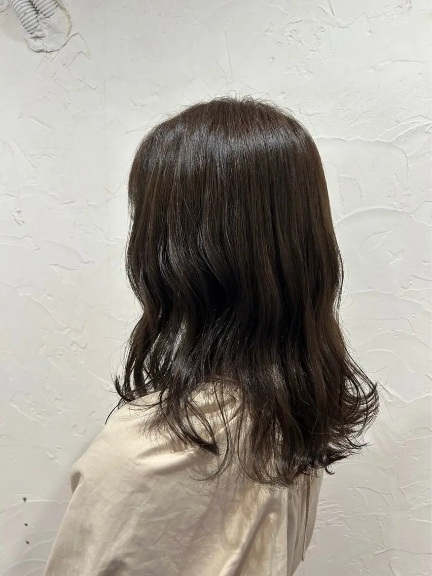 ミディアム カラー ベージュカラー オリーブベージュ 室谷 ゆりあのヘアスタイル
