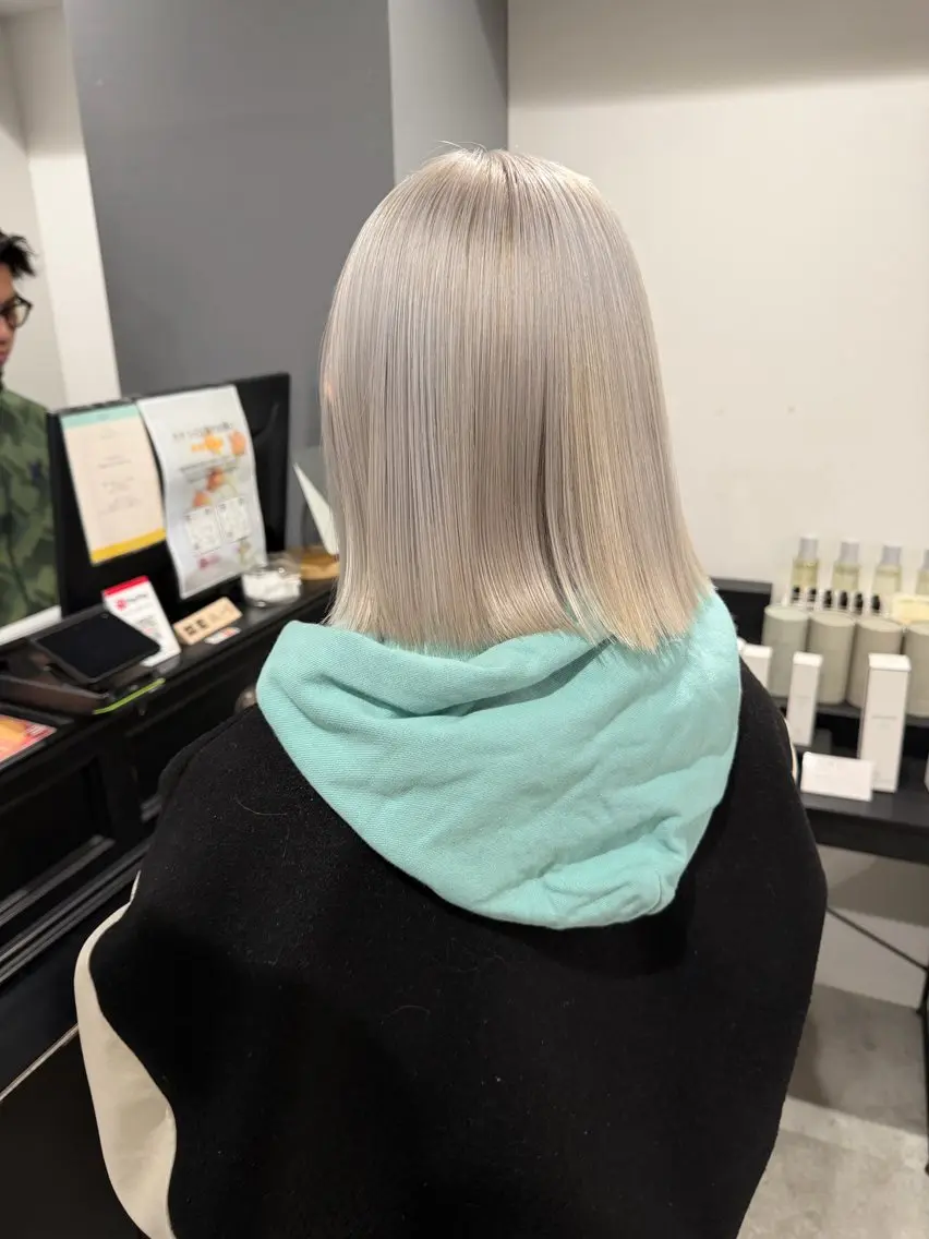 ショート カラー ブリーチ シルバー ホワイトシルバー カット ヘアカラー トリートメント ハイトーンカラー/ ボブ/KOBAのヘアスタイル