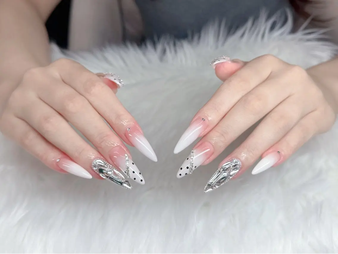 ネイル キラキラネイル 韓国ネイル ロングネイル 持ち込み ワンホンネイル ハンドネイル GOHOUBI Nail 心斎橋店のネイルデザイン