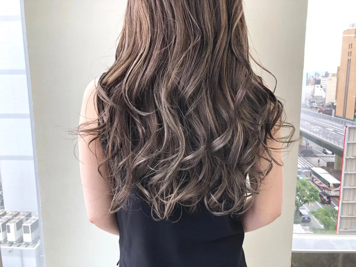 ロング ハイライト ヘアカラー トリートメント 小澤大輔 YOLO hairのヘアスタイル