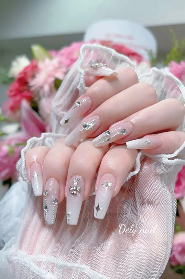 ネイル ゴージャス キラキラネイル ミラーネイル シルバー ストーンネイル ハンドネイル Dely Nailのネイルデザイン