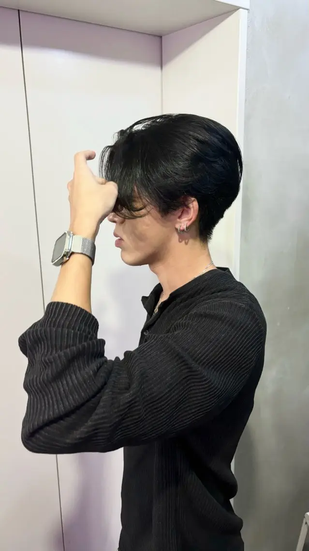 カラー メンズ センターパート ヘアカラー トリートメント 𝒀𝑼𝑴𝑨 透明感･艶カラー🩶のヘアスタイル